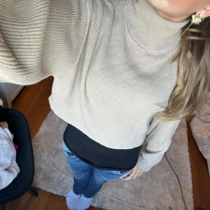 Skickad polotröja  - Jättefin stickad tröja ! Den är varsamt andvänd i jättefint skick. Perfekt nu till hösten att ha lite när som 😁så mjuk och fin ej nopprig