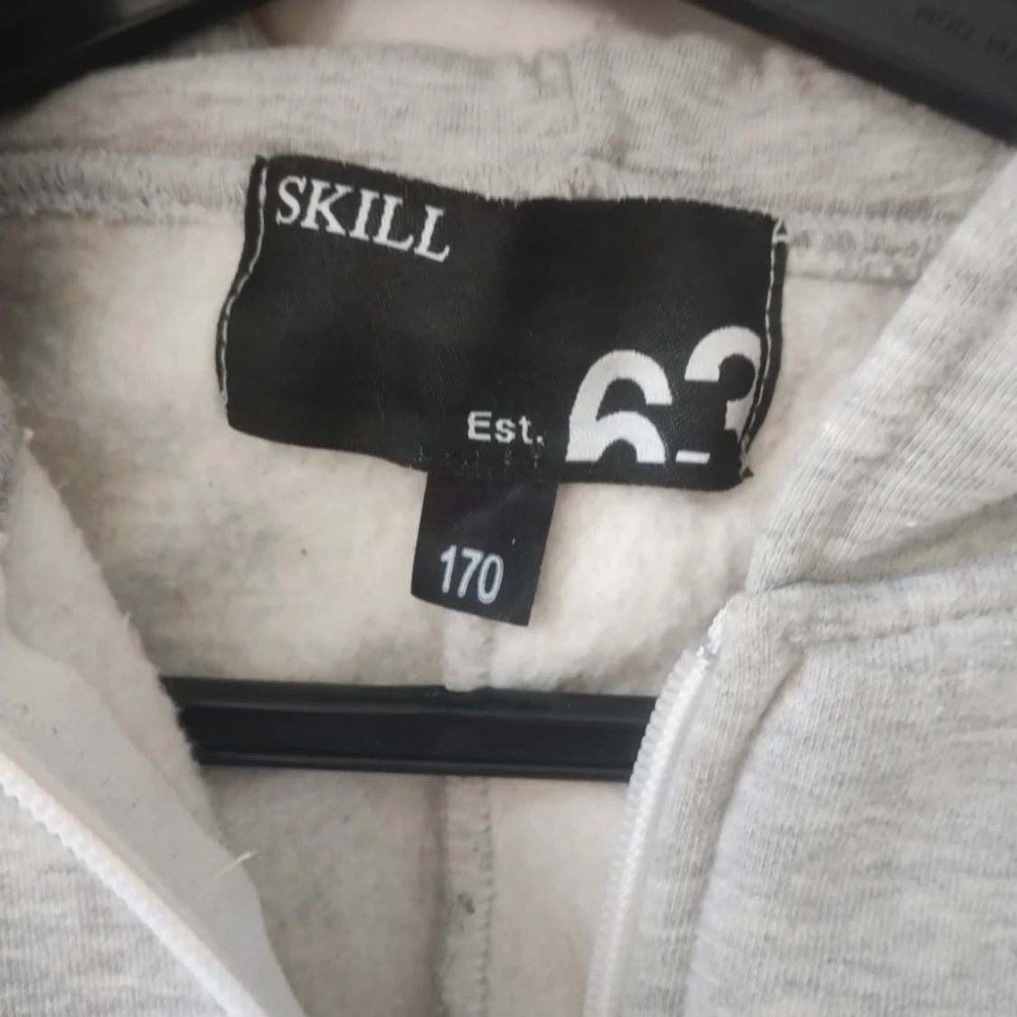 Grå onesie från Skill - 91