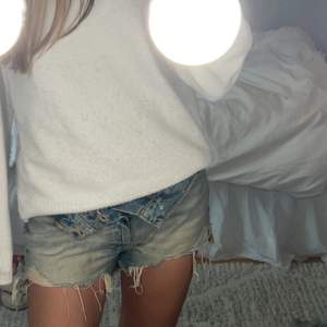 Använda fåtal ggr💞 Säljer ett par zara shorts i storlek 32💗 Kontakta vid seriösa intressen!! !!shortsen är inte low waist!!