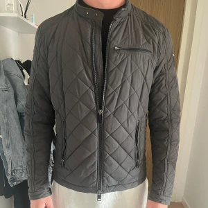 Replay jacka - Säljer en fet replay jacka i mycket bra skick storlek XL men passar L. Modellen på bilden är 189 och väger 90