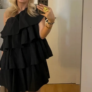 Volang klänning - (Lånad bild) Super fin Volang klänning i fint skick, aldrig använd då den inte kommit till användning.