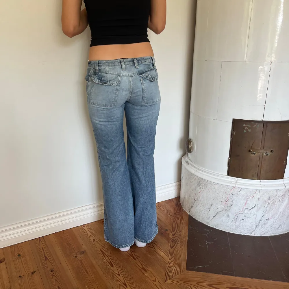 Midjemått( rätt över): 36cm  Inerbenslängd: 77cm   Köp dem via ”KÖP NU” eller Swish  Modellen är 170 cm, inga defekter 💕  . Jeans & Byxor.