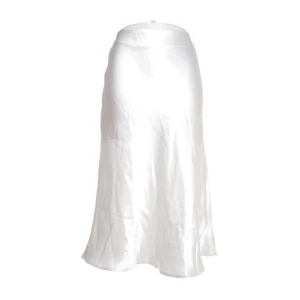 Vit sidenkjol - Säljer en elegant vit långkjol i siden. Kjolen har en mjuk och glansig yta som ger en lyxig känsla. Perfekt för festliga tillfällen eller en stilren vardagslook. Passar bra till både sommar och vår.