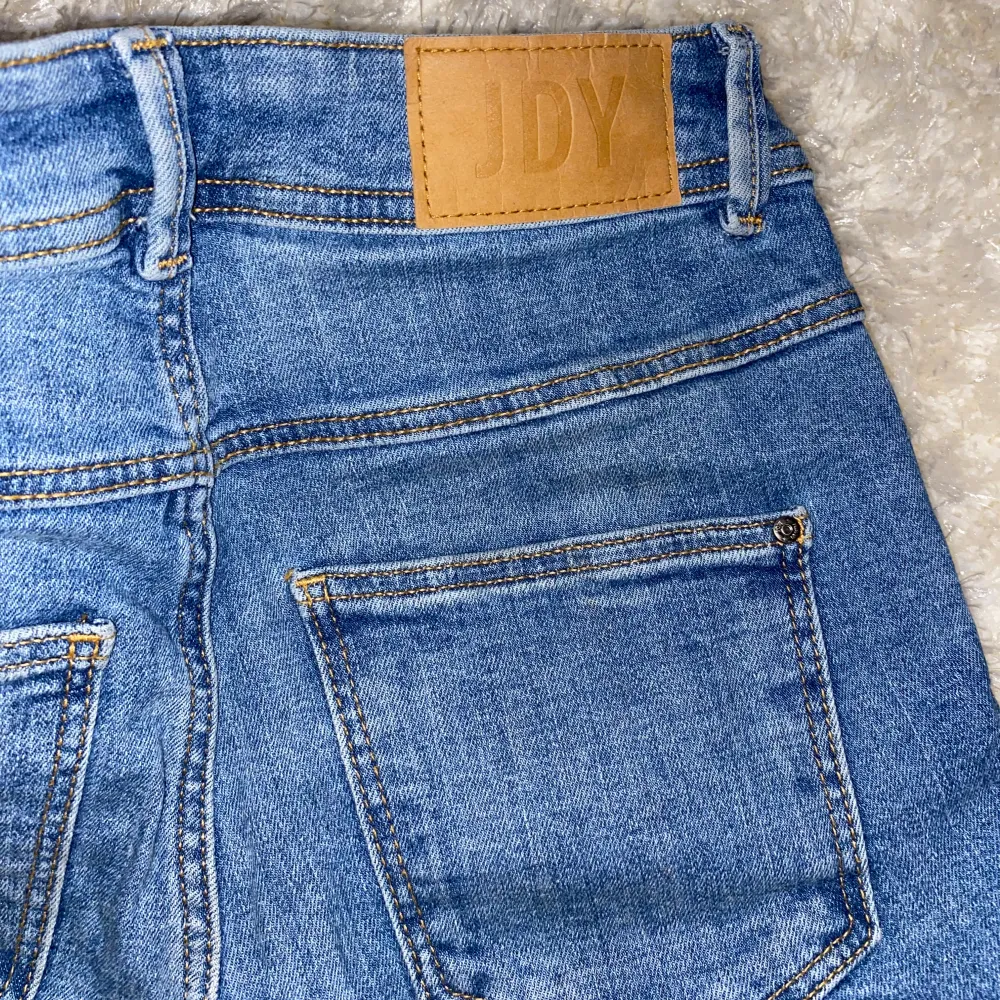 Säljer perfekta jeans från JDY/VeroModa, mina favoriter. Skulle säga att de är midwaist och är perfekta mellan bootcut/straight. JÄTTEskönt material. 🥳. Jeans & Byxor.