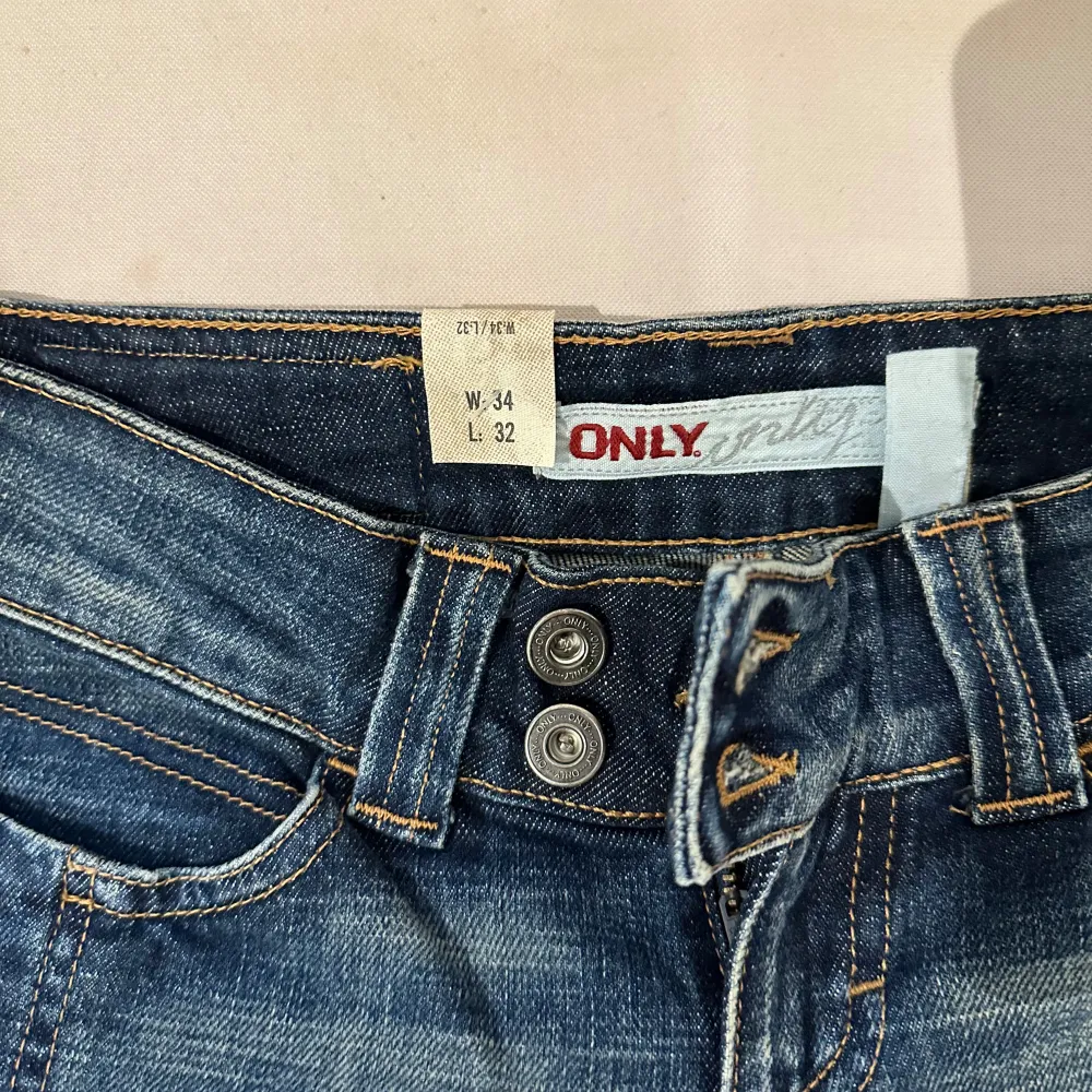 Unika bootcut / utsvängda jeans med låg midja från only. Oanvända. Storlek W34 L32. . Jeans & Byxor.