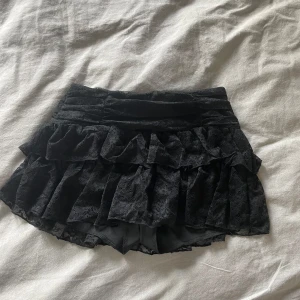 Kort spetskjol - Supersnygg kort kjol med spets o innershorts som är perfekt till fest o halloween!!