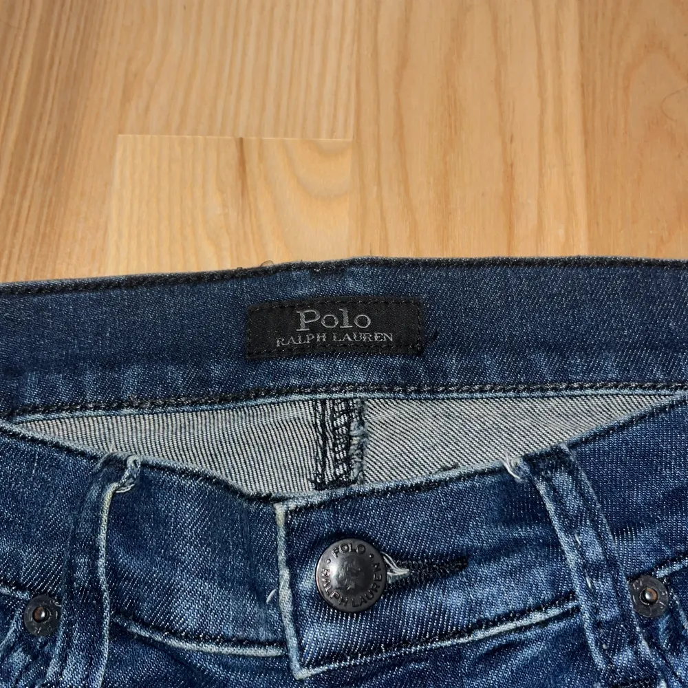 Tjena säljer ett till par polo Jeans men dessa e mörkare, bra skick, inga defekter skriv till pm om några funderingar👍. Jeans & Byxor.