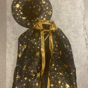 Barn halloween Cloak med hatten  - Ca 70.00 cm lång  Helt ny 