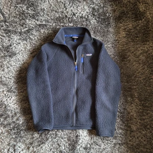 Patagonia Fleece - Säljer denna trendiga fleecejacka från patagonia 🤩 Passar perfekt nu till hösten och skicket är 10/10 🙌 Storlek M kan även passa S 🤝