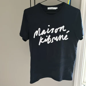 Maison kitsune  - Säljer min maison kitsune t shirt som är helt ny och endast testad. Säljer den för att den var för liten.