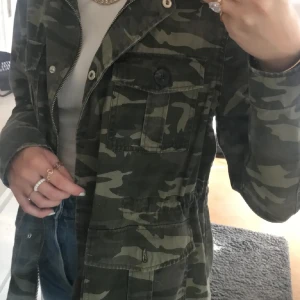 Militär jacka - Säljer denna skitsnygga jackan som är perfekt till hösten!🧡 Passar till allt och så himla snygg. Nypris 500kr men säljer för 150💘