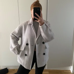 Jacka - Ljusblå/grå höst&vinterjacka från NAKD. Använd få gånger och är i nyskick. Supermysig!