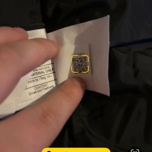 Canda goose väst  - Säljer nu min canada goose väst använt ca 3-4 gånger bra skick storlek S/P 100% äkta finns qr kod   