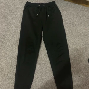 Svarta basic sweatpants/mjukisbyxor - Jag säljer svarta mjukisbyxor/sweatpants super sköna