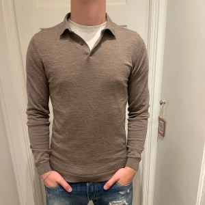 Rugbytröja Massimo dutti - Pikén är från Massimo dutti. 100% merinoull. Storlek M. Inga defekter. Killen på bilden är 182