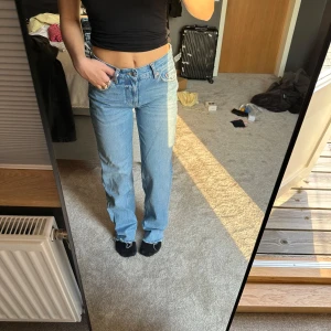 Jeans GinaTricot - Gina Tricots jeans i ”low straight” i storlek 32. Bra skick, ser inte använda ut. Hör av er för frågor!!!