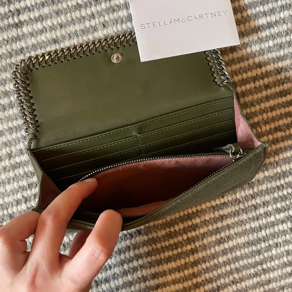 Selling my Stella McCartney Falabella Continental Wallet in really good condition. It has 8 card slots, and two main compartments. I used it as a clutch 💃👛 Vegan leather, Mått: 19,5x10,5x2,5 cm. Vikt: cirka 200g.. Väskor.