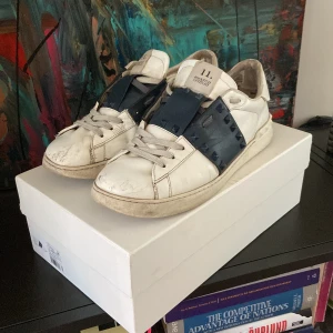 Valentino Opens - Detta är min kära Valentino Opens som är marinblå i använt skick men har mycket liv kvar att ge då de har tappat några nitar men inget som man tänker på, skadad färg och några ställen där sömmen gått upp, skick 6,5 av 10 hör av er om frågor!!❤️‍🔥❤️‍🔥