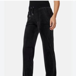 Svarta juicy - Säljer mina juicy då de itbe kommer till användning, de har tappat de metall grejerna på snören men annars är de i väldigt bra skick