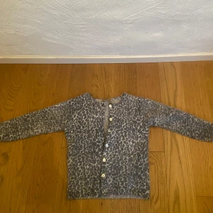 Leopard kofta - Jätte fin kofta med leopard print! Använt några gånger men har blivit för lite för mig, tyvärr💕