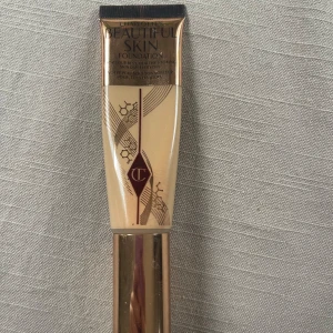 CHARLOTTE TILBURY Beautiful Skin Foundation - CHARLOTTE TILBURY Charlotte's Beautiful Skin Foundation i färgen 2 neutral. Använd 3 gånger. 