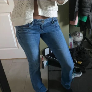 Ltb jeans - Supersköna och fina Ltb jeans i strl W29 L36. Säljer då de var för stora för mig💕💕 Dma mig för mått eller andra frågor🤍