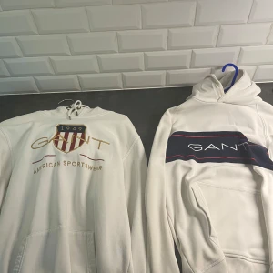 Gant och Calvin Klein tröjor - Tre Gant hoodies och en Calvin Klein tröja alla i använt men bra skick   Den högersta hoodien på första bilden är i storlek M  Resterande i Large  Alla fyra kan köpas tillsammans för 850 annars är styck priset 250
