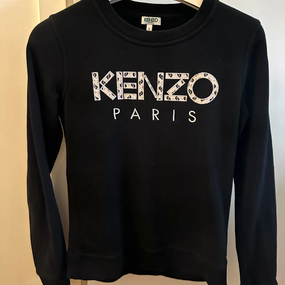 Äkta kenzo tröja, köpt för flera år sedan på deras hemsida. Säljer billigt pga använder ej längre.. Hoodies.