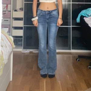 Ett par jeans från shein som jag knappt har använt pga de är mid-waist.  Bakfickor med knappar som går att öppna.  De är dessutom utsvängda. De är xs men känns mer som S. Längden är bra för mig som är 160cm 