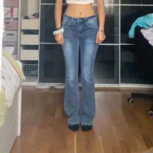 Ett par jeans från shein som jag knappt har använt pga de är mid-waist.  Bakfickor med knappar som går att öppna.  De är dessutom utsvängda. De är xs men känns mer som S