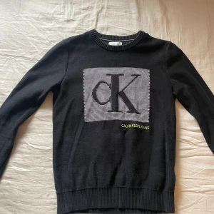 Calvin klein Tröja - Säljer denna fina tröja som är i väldigt bra skick då den ej passar längre. Endast använd fåtal gånger.