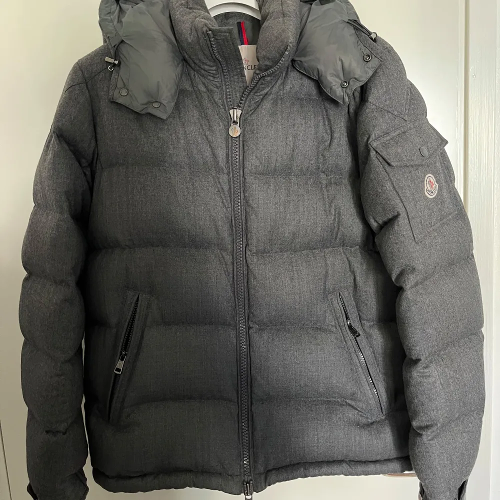 Moncler Montgenevre i färgen grå som nu har slutat säljas. Väldigt fint skick. Storlek 4, passar L/M. Nypris ligger på 22 790kr. Jackor.