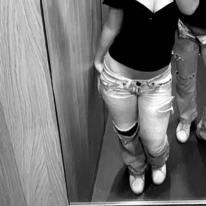 Ljusblå jeans  - INTRESSEKOLL!! På jeansen till vänster som är så snygga i ljusblått  💕💕 står tyvärr varken märke eller storlek i dom men skulle säga att dom passar nån som är runt 165💕