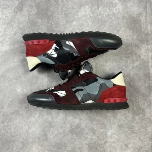 VALENTINO ROCKRUNNERS US 9.5 / 42-42 - Fråga era frågor, köper in det från ett annat land men äktbevis finns
