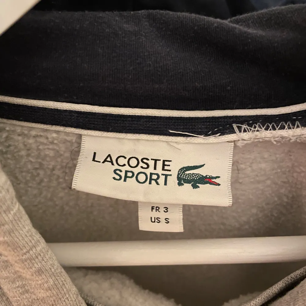 Lacoste hoodie i grå färg. Storlek S. Skick 8/10. Passar dig mellan 170-180.. Hoodies.