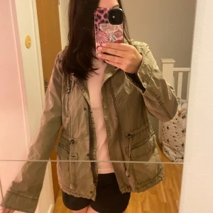 Jacka  - Jätte snygg grön jacka! Perfket till höst och vår! Jätte fint skick. Pris kan diskuteras💓