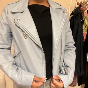 Ljusblå skinn jacka  - Turkos färgad skinn jacka från Zara. Ganska kort!  Har används ett par gånger.