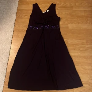 Klänning  - Lila kläning med paljeter. Bra skick. 