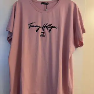 En helt ny Tommy hilfigher T-shirt med lappen kvar i storlek XL. En fin härlig rosa färg.