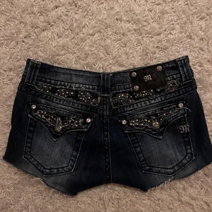Miss me shorts - Säljer mina miss me shorts som är för stora för mig.  Dom är i storlek 32/ kan även byta mot Stockholmsstil kläder