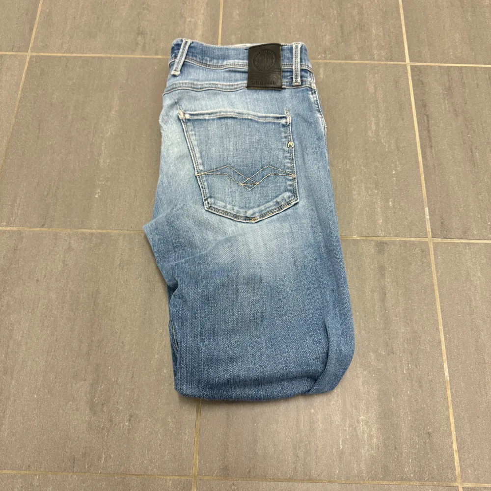 // Replay anbass jeans | Grymt skick | Nypris runt 2000 | Storlek W31 / L32 | Kontakta för fler frågor eller funderingar // Deluxe Closet. Jeans & Byxor.