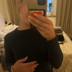 Marinblå trlja - Superfin marinblå tröja, tjockare material, Superbekväm med en fin slits detalj på vardera sida vid höften. 💙