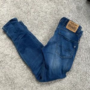 Replay anbass jeans - Ett par riktigt feta Anbass i nyskick! Strl 28:32 och är nästan aldrig använda! Skriv gärna vid frågor och undringar! Nypris 999 vårt pris 499