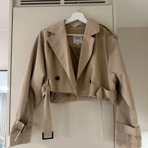 Trenchcoat kort zara - Säljer denna korta trenchcoat från zara❤️ så fin och endast använd en gång!