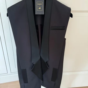 Balmain x HM toxido vest  - Collaboration Balmain x H&M toxido vest. Never worn. Size 34, very oversized so it fits to 36-38. Beautifuly tailored. Rare item for real fashionista🖤 