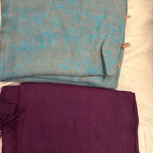 Unika sjalar - Fina sjalar blåa är lite guldig och lilan är snygg. Inga skador på de.