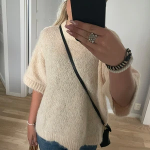 Stickad trekvarts - Kommer inte til användning, i nyskick🤍 i storlek M men passar S och XS också 