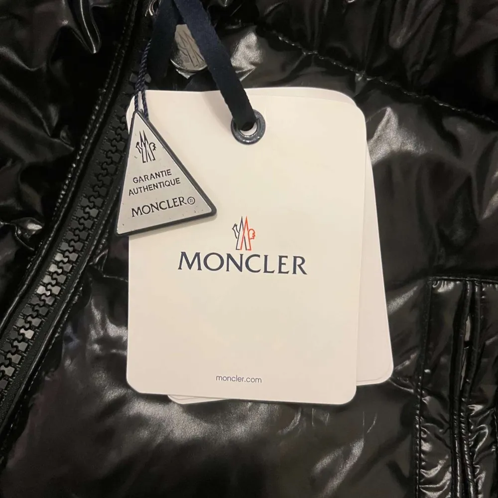 Brand new Moncler Maya Jacket, size 3, with all tags attached. Amazing jacket . High-quality down fill, Moncler logo on the sleeve with NFC. Serious buyers only. Jackor.