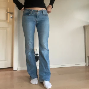 Bootcut jeans - Lågmidjade bootcut från Levis i storlek 28 ( storlek 36 ). Använda flertal gånger men bra skick! 🤩🌸