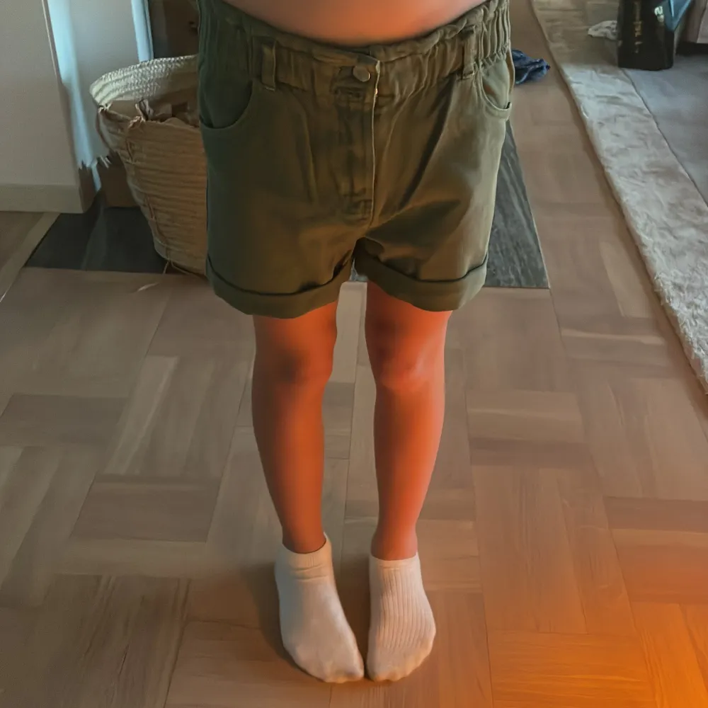 Jag säljer ett par gröna shorts! ALDRIG använt!❤️ . Shorts.